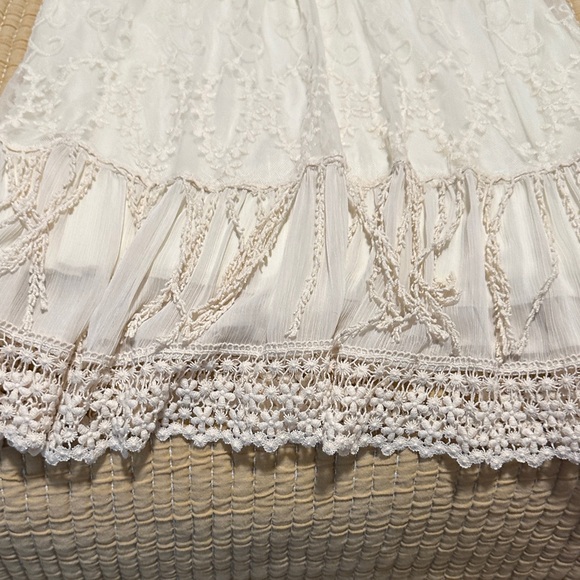 Elegant Cream Lace Dress - Picture 4 of 5